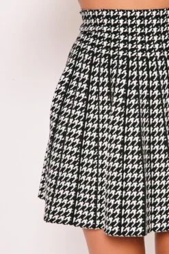 Ingrid - Black & White Dogtooth Pleated Mini Skirt -Outlet Sarto Base Store 09 12 missg10522